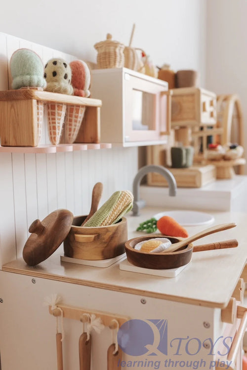 WOODEN MAHOGANY POT & PAN SET